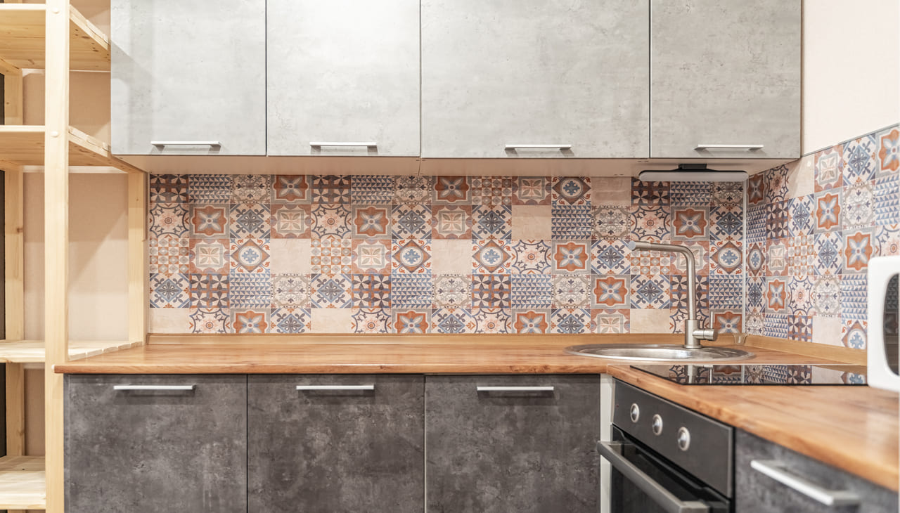 bol-saa-sovremennaa-seraa-kuhna-s-derevannoi-mebel-u-i-bytovoi-tehnikoi (2).jpg